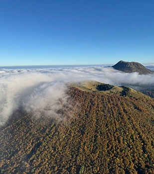 Montgolfiere Volcans Montgolfiere A Puy De Dome Puy De Dome Mer Nuages