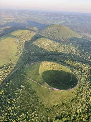 Montgolfiere Volcans Montgolfiere A Puy De Dome Parc Naturel Regional Des Volcans Dauvergne