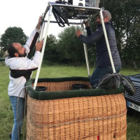 Nacelle de la montgolfière avec la flamme du brûleur